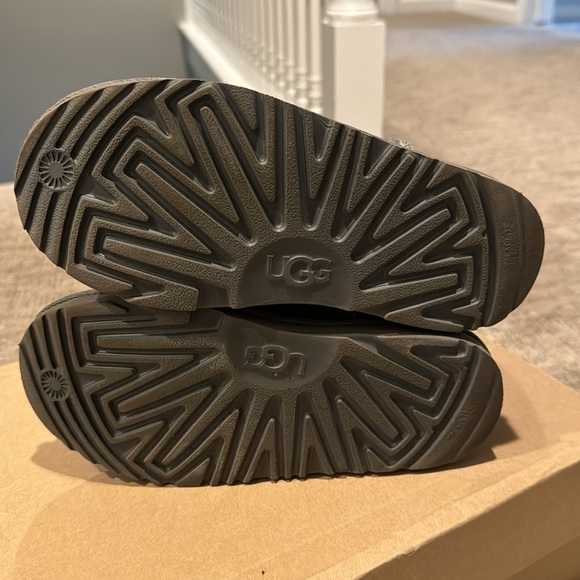 Uggs kids 2 gray excellent condition - Picture 4 of 4